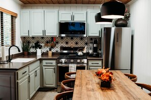 Køleskab, mikrobølgeovn, ovn, kogeplade