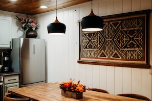 Dining - Updated cabin walking distance to both restaurants and amazing hiking trails! (Greer)
