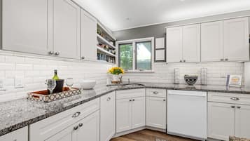 Frigorífico, horno, placa de cocina y lavavajillas