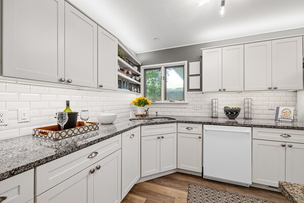 Fridge, oven, stovetop, dishwasher - 3 blocks from the University of Iowa Kinnick Stadium & Hospital (Iowa City)