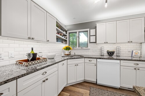 3 blocks from the University of Iowa Kinnick Stadium & Hospital