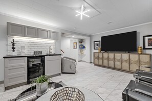 Smart TV - 3 blocks from the University of Iowa Kinnick Stadium & Hospital (Iowa City)