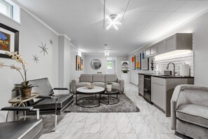 Smart TV - 3 blocks from the University of Iowa Kinnick Stadium & Hospital (Iowa City)