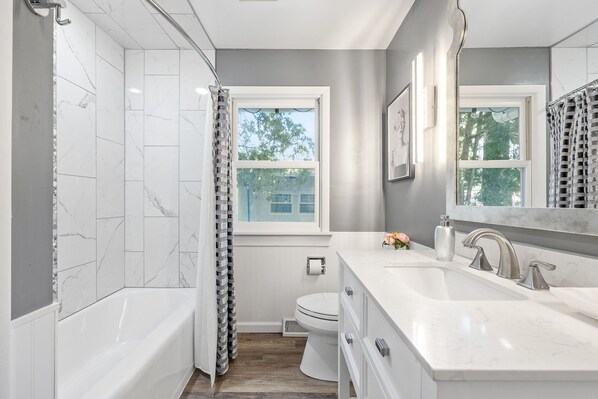 Shower, towels, soap, shampoo - 3 blocks from the University of Iowa Kinnick Stadium & Hospital (Iowa City)