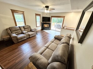 Smart TV, chimenea y libros 