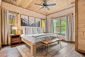 3 habitaciones, escritorio y tabla de planchar con plancha 