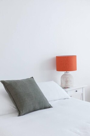 2 室のベッドルーム、デスク、WiFi、ベッドシーツ