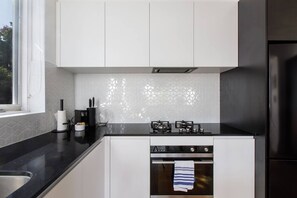 冷蔵庫、電子レンジ、オーブン、コンロ