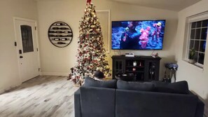 Smart-TV, Kamin, Stereoanlage