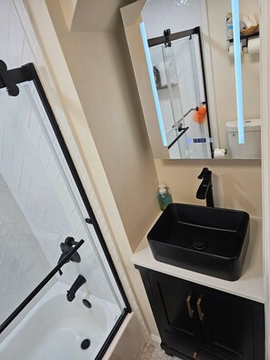 Secador de cabelo, toalhas de banho, sabonete, shampoo