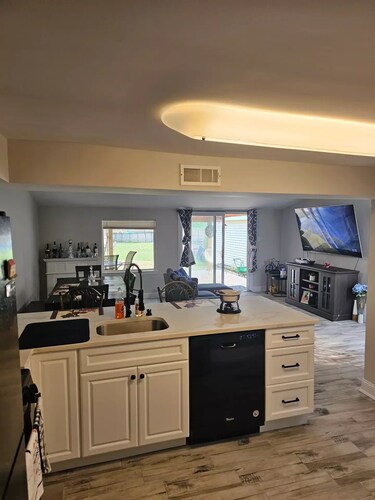 Family House closet to Motor sport, firepit, B.B.Q. and pet friendly. 