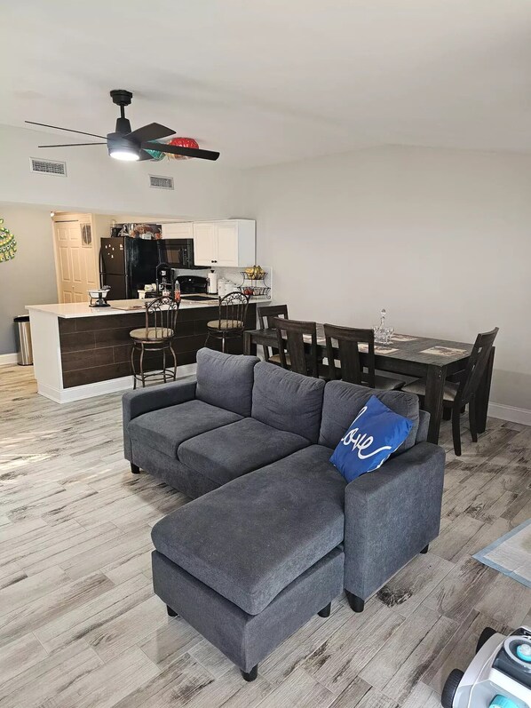 Smart TV, fireplace, stereo