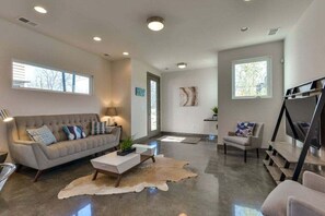 Smart TV - Rooftop Views & Hot Tub Near Downtown (Nashville)