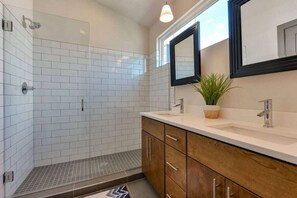 Shower, hair dryer, towels - Rooftop Views & Hot Tub Near Downtown (Nashville)