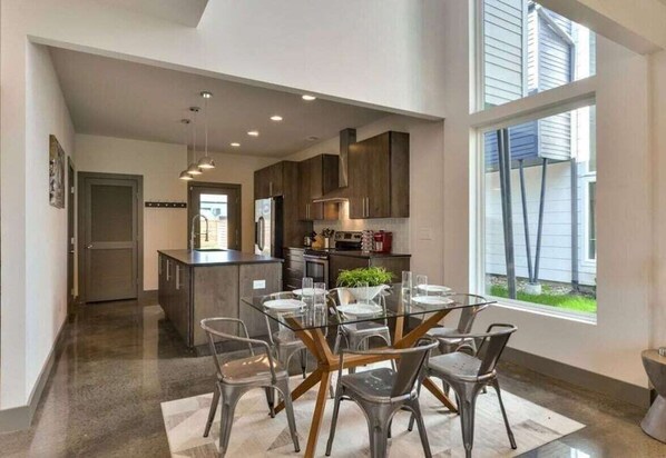 Dining - Rooftop Views & Hot Tub Near Downtown (Nashville)