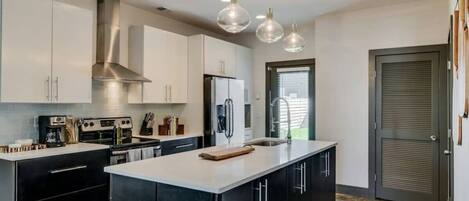 Køleskab, mikrobølgeovn, ovn, kogeplade