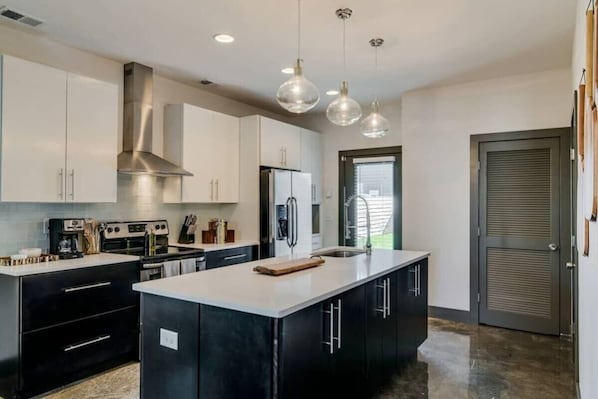 Kjøleskap, mikrobølgeovn, ovn og kokeplater