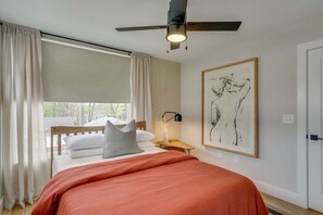 4 bedrooms, iron/ironing board, free WiFi, bed sheets - East Nash ~ Rooftop Fire pit ~ Sleeps 12 (Nashville)