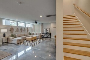 Interior - Rooftop Fire Pit + Bar ✨ Near Broadway (Nash)