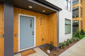 Exterior detail - Rooftop Fire Pit + Bar ✨ Near Broadway (Nash)