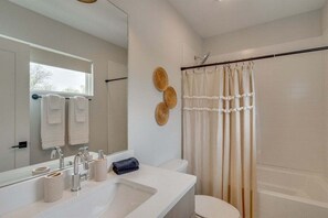 Kombinert dusj/badekar, hårføner, håndklær og såpe