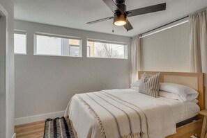 4 bedrooms, iron/ironing board, free WiFi, bed sheets - Rooftop Fire Pit + Bar ✨ Near Broadway (Nash)