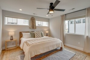 8 bedrooms, iron/ironing board, free WiFi, bed sheets - Rooftop Fire Pit ~ Bach Parties ~ Sleeps 24! (Nashville)