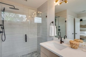 Combined shower/tub, hair dryer, towels