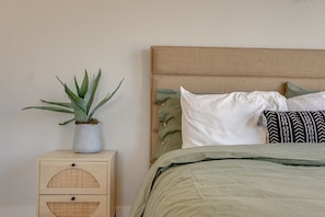 4 bedrooms, desk, iron/ironing board, free WiFi - Rooftop Views | Sleeps 12! | 3 mi to Broadway (Nashville)