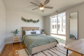 4 bedrooms, desk, iron/ironing board, free WiFi - Rooftop Views | Sleeps 12! | 3 mi to Broadway (Nashville)