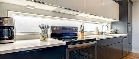 冷蔵庫、電子レンジ、オーブン、コンロ