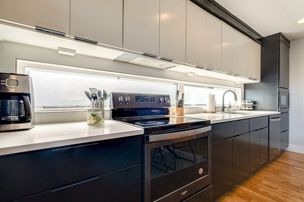 Frigorífico, microondas, horno y placa de cocina