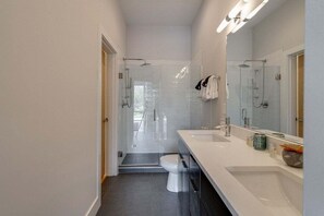 Combined shower/tub, hair dryer, towels, soap - Rooftop Views | Sleeps 12! | 3 mi to Broadway (Nashville)
