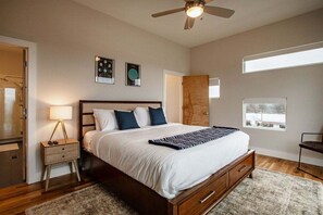 4 bedrooms, free WiFi, bed sheets - ~ Rooftop lounge ~ 4 bed ~ Sleeps 10! (Nashville)