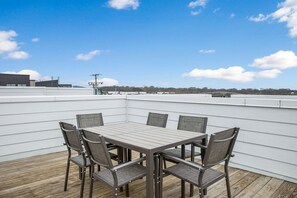 Outdoor dining - ~ Rooftop lounge ~ 4 bed ~ Sleeps 10! (Nashville)