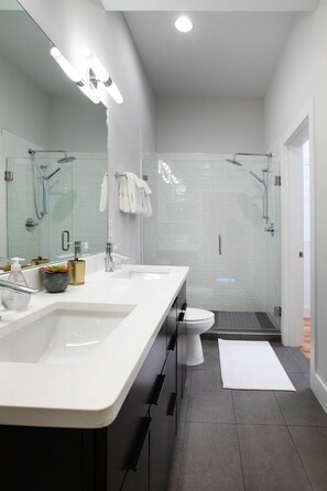 Shower, hair dryer, towels - ~ Rooftop lounge ~ 4 bed ~ Sleeps 10! (Nashville)