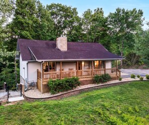 Exterior - Just Poolin' Around (Pigeon Forge)