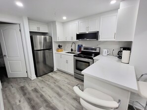 Private kitchen - Confortable 2 Bedroom basement - 20 Min from Airport (Mississauga)