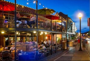 Ein Restaurant mit Außenbereich, einer überdachten Terrasse und Lichterketten.