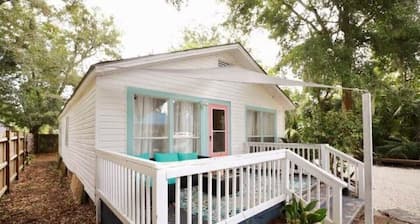 Boho Bungalow w/Private Side Porch in Downtown Bwk