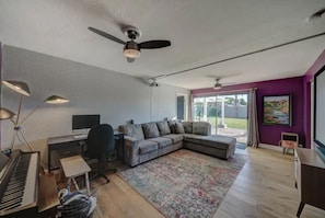 Living area - Downtown Paradise🏝: Heated Pool-Spa! #LOCATION🌇🌄. (Phoenix)