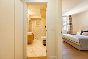 Douche, sèche-cheveux, bidet, serviettes fournies