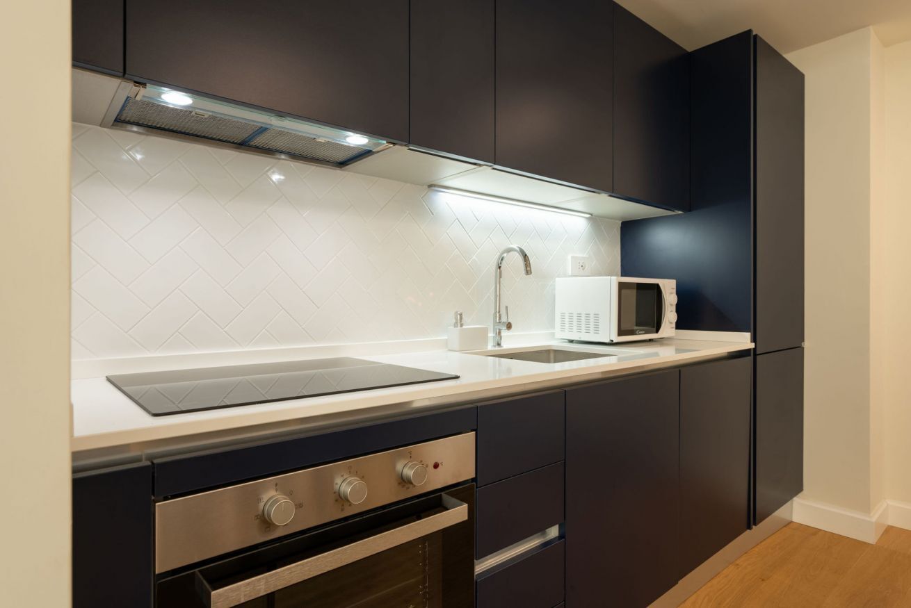 Réfrigérateur, four à micro-ondes, un four, surface de cuisson