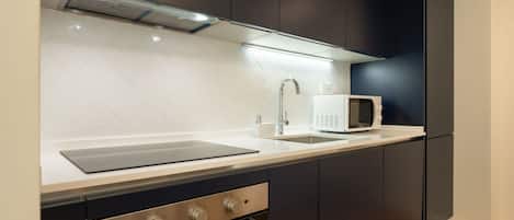 Réfrigérateur, four à micro-ondes, un four, surface de cuisson