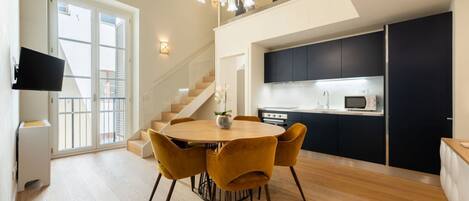 Réfrigérateur, micro-ondes, four, plaque de cuisson