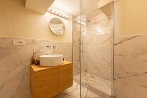 Bruser, hårtørrer, bidet, håndklæder
