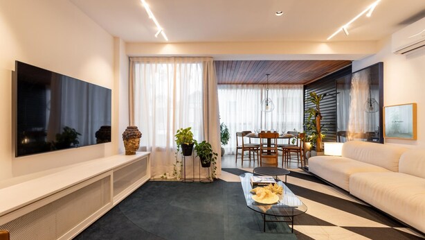 A modern living room with a large flat-screen TV, a sofa, a dining table, and a coffee table. - 10 Minutes From Ipanema Beach Vm201 (Rio de Janeiro)