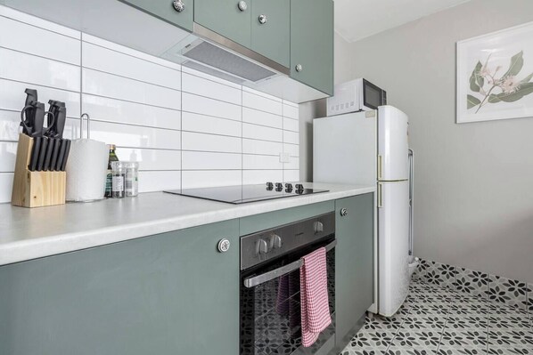 Frigorifero, microonde, forno, piano cottura