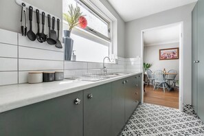 Køleskab, mikrobølgeovn, ovn, kogeplade