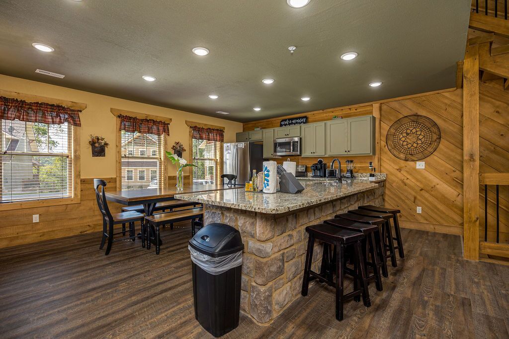 Cabin, Multiple Beds, Jetted Tub | Private kitchen | Fridge, microwave, oven, stovetop